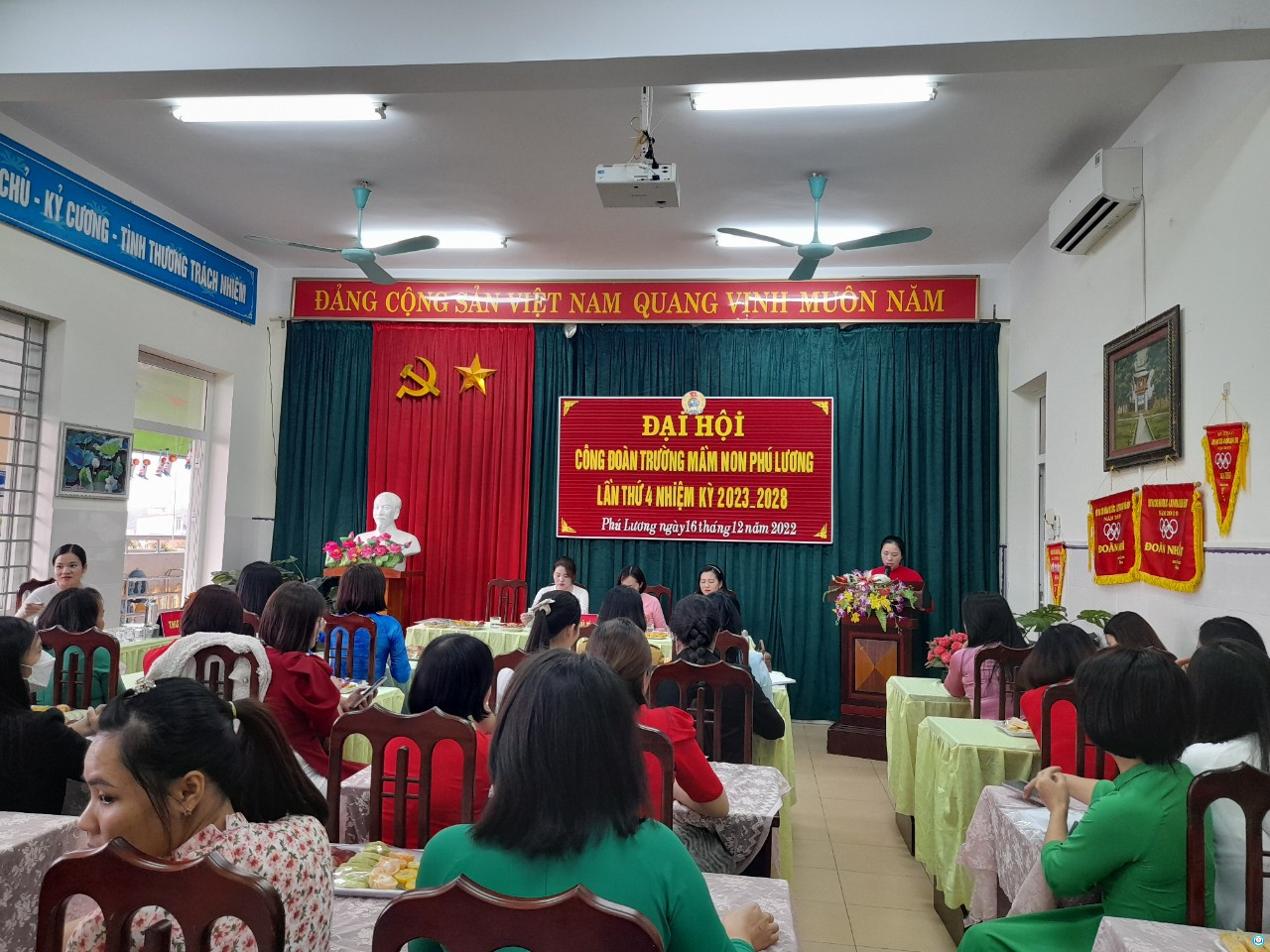 Đồng chí Nguyễn Thị Quỳnh lên đọc bản tham luận